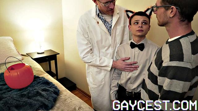 мускулистые парни устраивают жаркий тройничок у врача