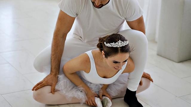 гибкая балерина Пэнелопа Кей рвёт трико для жаркой тренировки с Уиллом Паундером