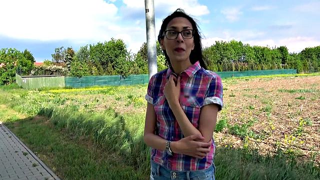 стройная брюнетка в очках трахается за деньги в лесу