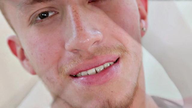 Muscled amateur showers before wanking in solo