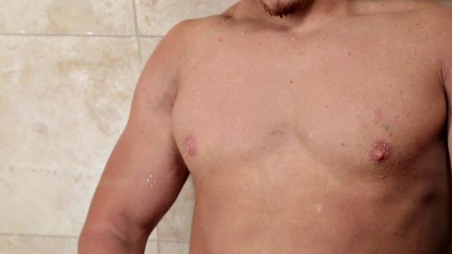 Muscled amateur showers before wanking in solo
