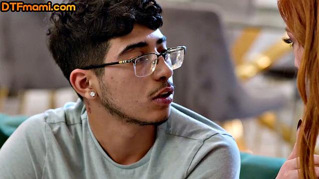 огненная рыжая мачеха скачет на члене пасынка, не сдерживая страсть