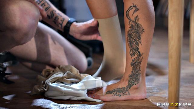 жаркий секс с голыми ногами на диване