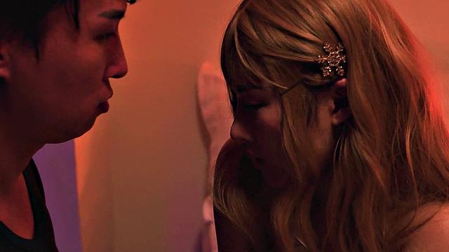 смотри, как нана получает вторую порцию от коллеги