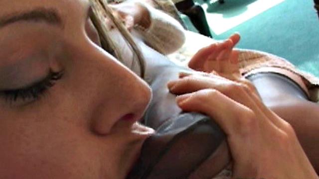 Изабелла в соблазнительном нейлоне кайфует, когда ей лижут киску