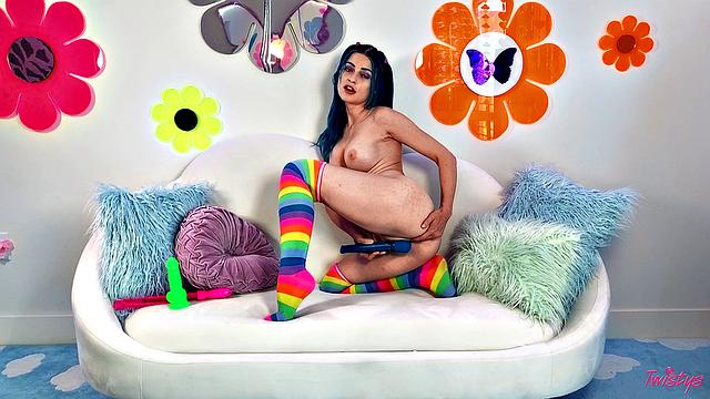 Jewelz Blu's bald pussy gets vibrated with sex toys & dildo insertion