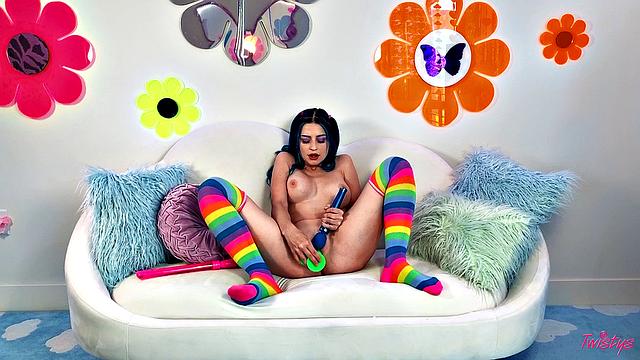 Jewelz Blu's bald pussy gets vibrated with sex toys & dildo insertion