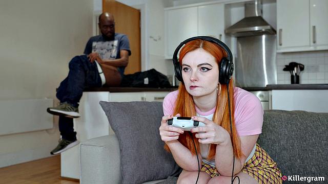 Рыжая леди-геймерша снова открыла для себя прелести большого черного члена, пока муж ноябрьский в FIFA лажает на диване.