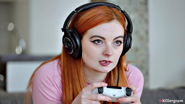 Рыжая леди-геймерша снова открыла для себя прелести большого черного члена, пока муж ноябрьский в FIFA лажает на диване.