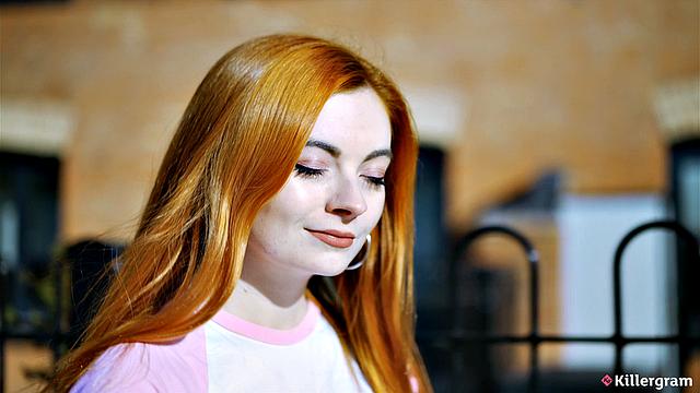 Рыжая леди-геймерша снова открыла для себя прелести большого черного члена, пока муж ноябрьский в FIFA лажает на диване.