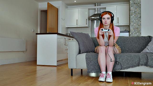 Рыжая леди-геймерша снова открыла для себя прелести большого черного члена, пока муж ноябрьский в FIFA лажает на диване.