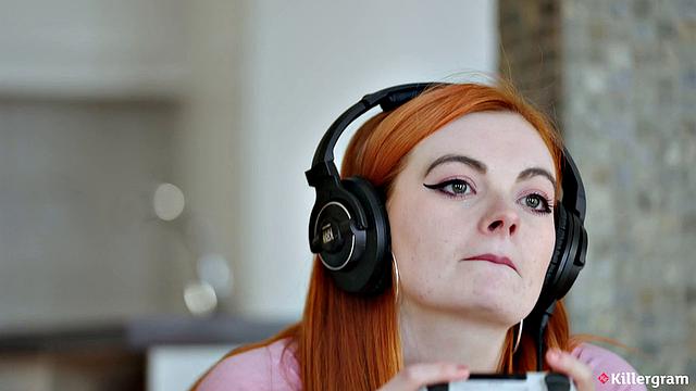 Рыжая леди-геймерша снова открыла для себя прелести большого черного члена, пока муж ноябрьский в FIFA лажает на диване.