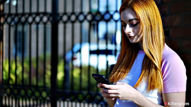 Рыжая леди-геймерша снова открыла для себя прелести большого черного члена, пока муж ноябрьский в FIFA лажает на диване.