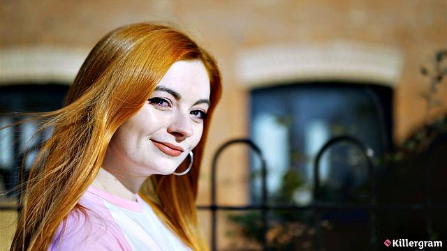 Рыжая леди-геймерша снова открыла для себя прелести большого черного члена, пока муж ноябрьский в FIFA лажает на диване.