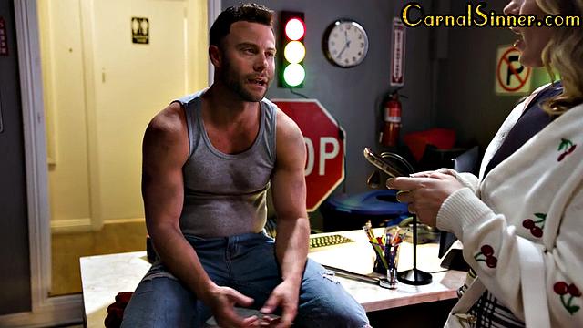 Пышногрудая блондинка с большой задницей страстно ебется раком и сосет член до глубины горла.