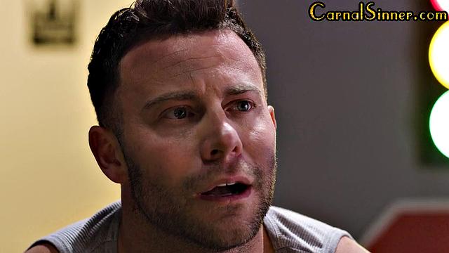 Пышногрудая блондинка с большой задницей страстно ебется раком и сосет член до глубины горла.