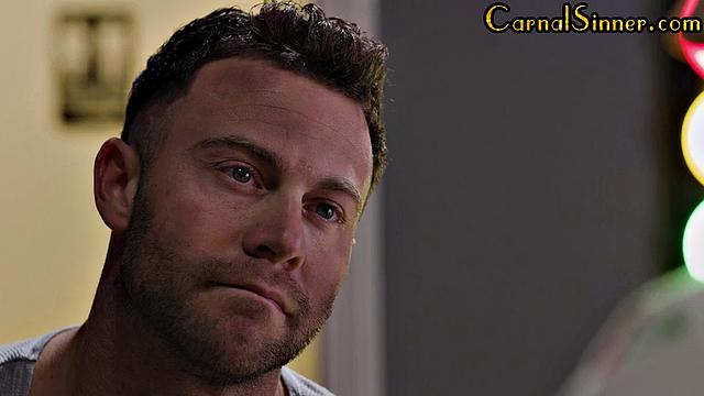 Пышногрудая блондинка с большой задницей страстно ебется раком и сосет член до глубины горла.