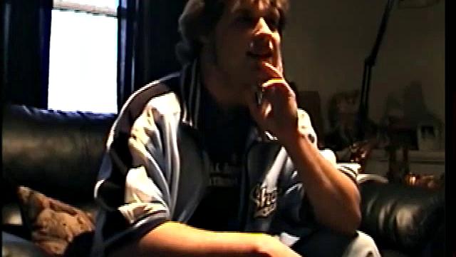 Парень получает минет и кончает на камеру