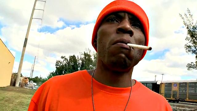 смотри, как черный пассив сосет и получает от белого на улице