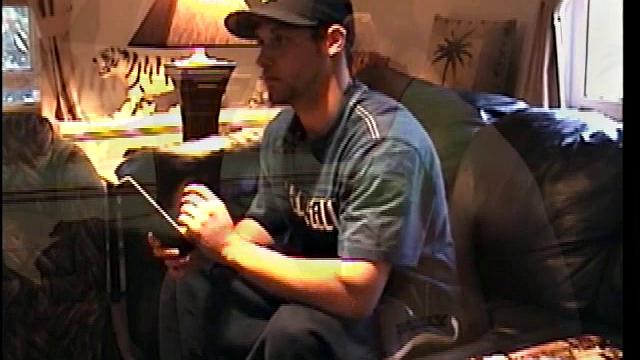 Гей-любовник сосет член и получает густой оргазм на лицо.