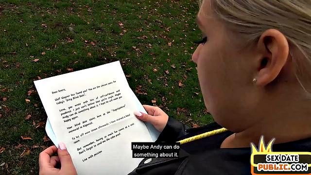 милфа в чулках отсасывает на улице, потом сама на резвом сексе в отеле