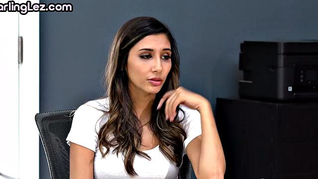 Сочная негритянка увела секретаршу прямо на рабочем столе