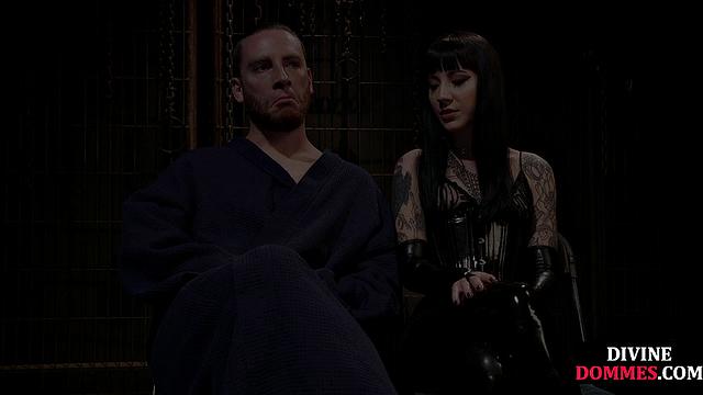 Татуированная госпожа учит парня лизать ей киску правильно.