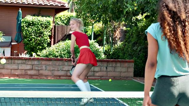 Ebony teen enjoys tribbing with GF