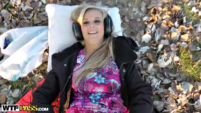 Blonde lets guy fuck her tight ass