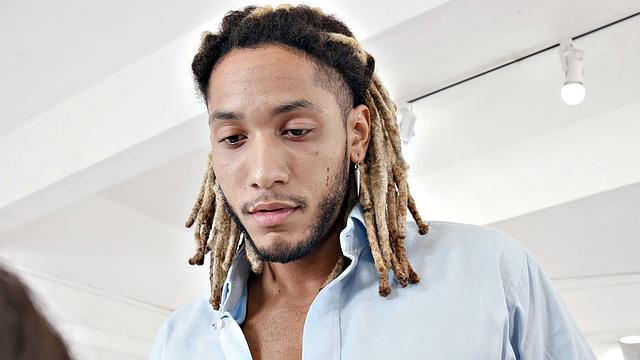 Жесткий доминант заставляет подчиняться и кайфует от поклонения