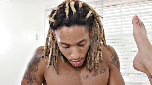 Жесткий доминант заставляет подчиняться и кайфует от поклонения