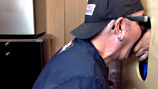 Папик впервые сосёт член на глори-холе