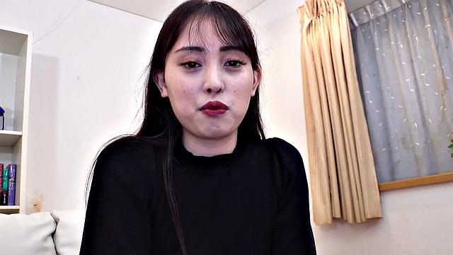 Мэй Харусаки решила проверить, кто круче - парень или вибратор