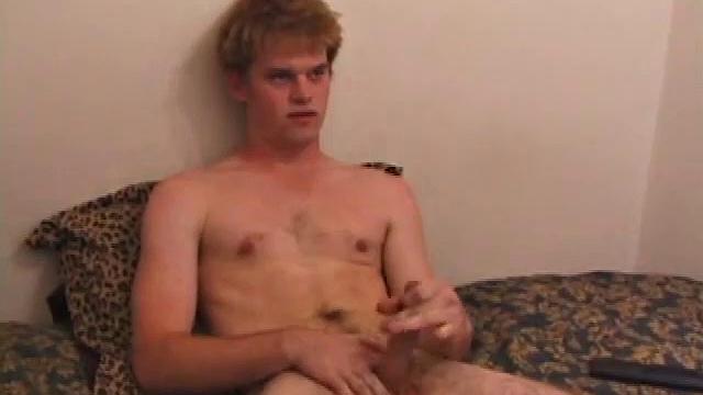 Tre Bone медленно дрочит, глубоко вставляет красный вибратор и заливает себя спермой