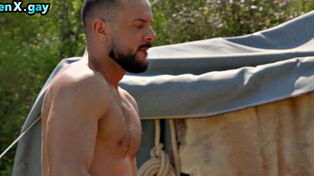 четверо брутальных викингов трахаются в лесу