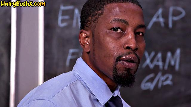 Пышная малышка с натуральной киской скачет на крепком черном члене учителя, в восторге от каждого движения.