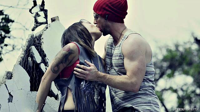 сначала разбили посуду, потом Райн раскрошил киску Пенелопы