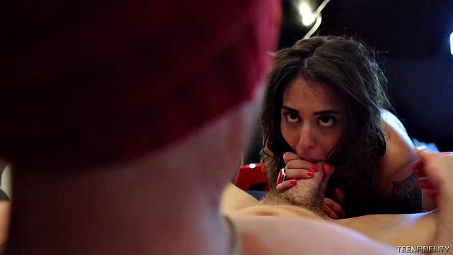 сначала разбили посуду, потом Райн раскрошил киску Пенелопы