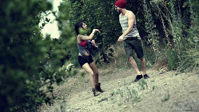 сначала разбили посуду, потом Райн раскрошил киску Пенелопы