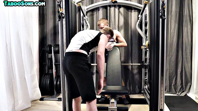 Бородач дрючит опытных парней в спортзале втроём, пацаны даже не жалуются - им зашло по полной.
