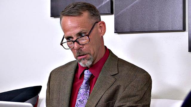 отчим-дед срывается с цепи: рыжая показывает взрослый интернет