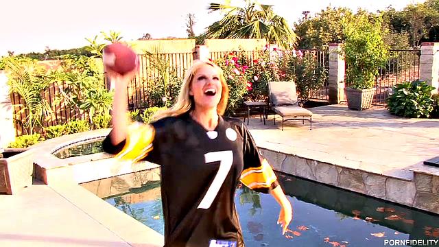 две похотливые милф заводят горячую игру и добивают член