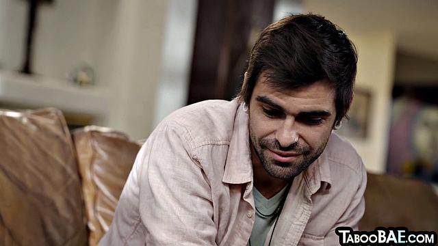 Взрослая с большими натуральными грудями и волосатой киской трахается в белье на романтической встрече.