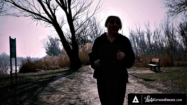 Биби Пинк смазывает себя маслом и учит бойфренда, как зрелые трахаются глубоко - теперь он знает, что такое настоящая гилф!