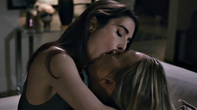 Lez babe duo enjoy closeup toying before facesitting