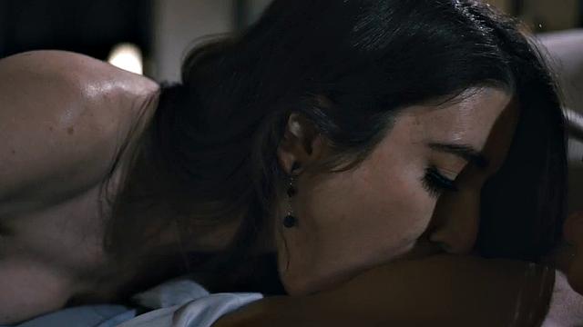 Lez babe duo enjoy closeup toying before facesitting