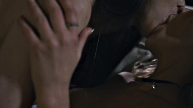 Lez babe duo enjoy closeup toying before facesitting