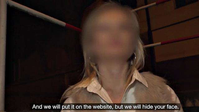 блондинка в маске глубоко сосёт священнику и садится сверху