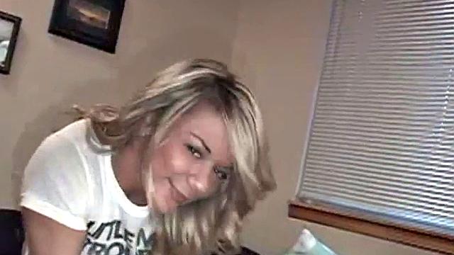 Naughty teen playing with her sexy pussy