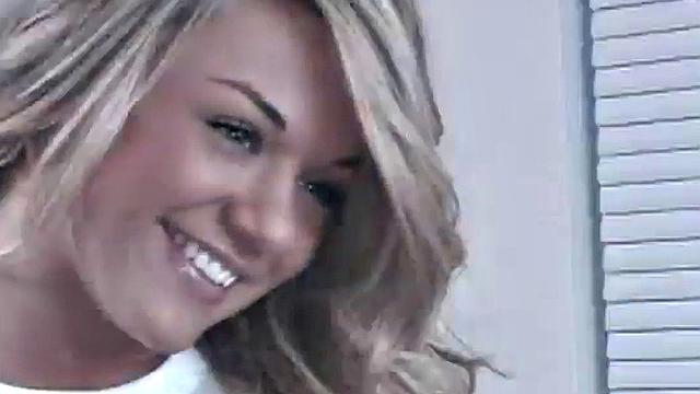 Naughty teen playing with her sexy pussy